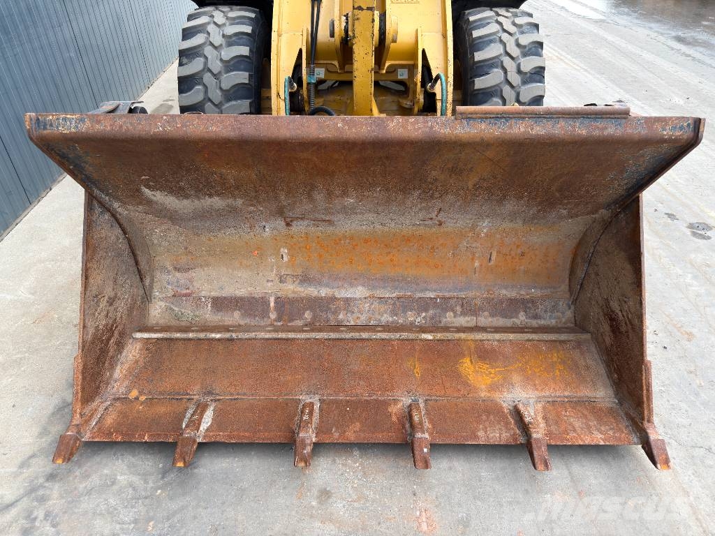CAT 906M Kolesni nakladalci