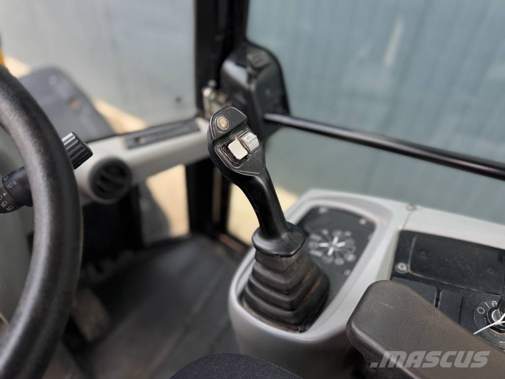 CAT 906M Kolesni nakladalci