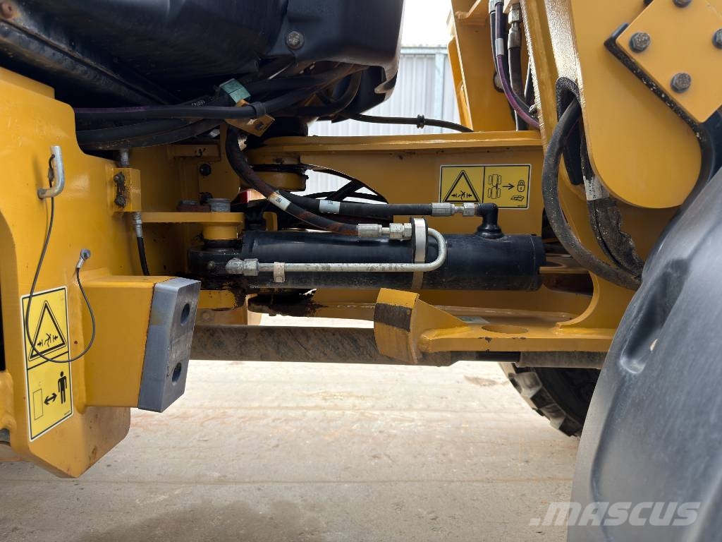 CAT 906M Kolesni nakladalci
