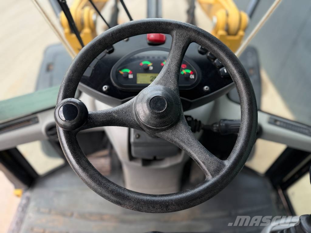 CAT 906M Kolesni nakladalci