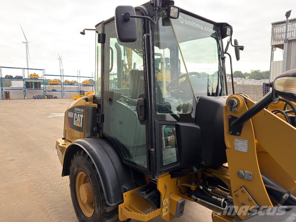 CAT 906M Kolesni nakladalci