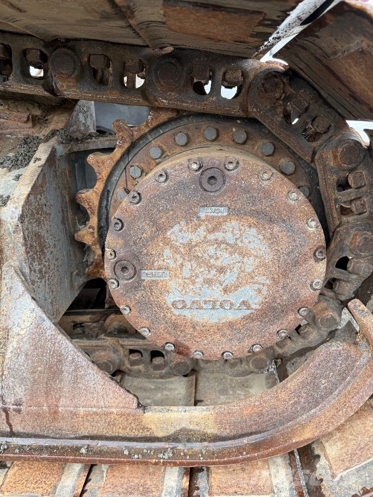Volvo EC140ELM حفارات زحافة