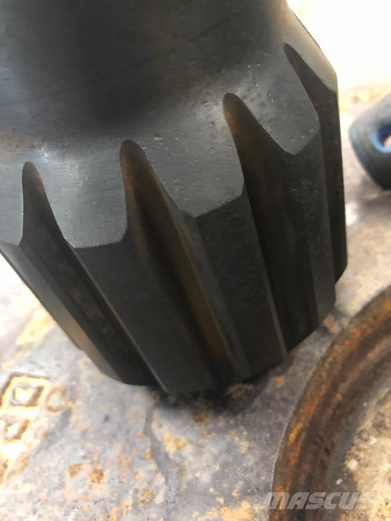 Komatsu D65-15 Final Drive OEM 14X2700310 Važiuoklė ir suspensija