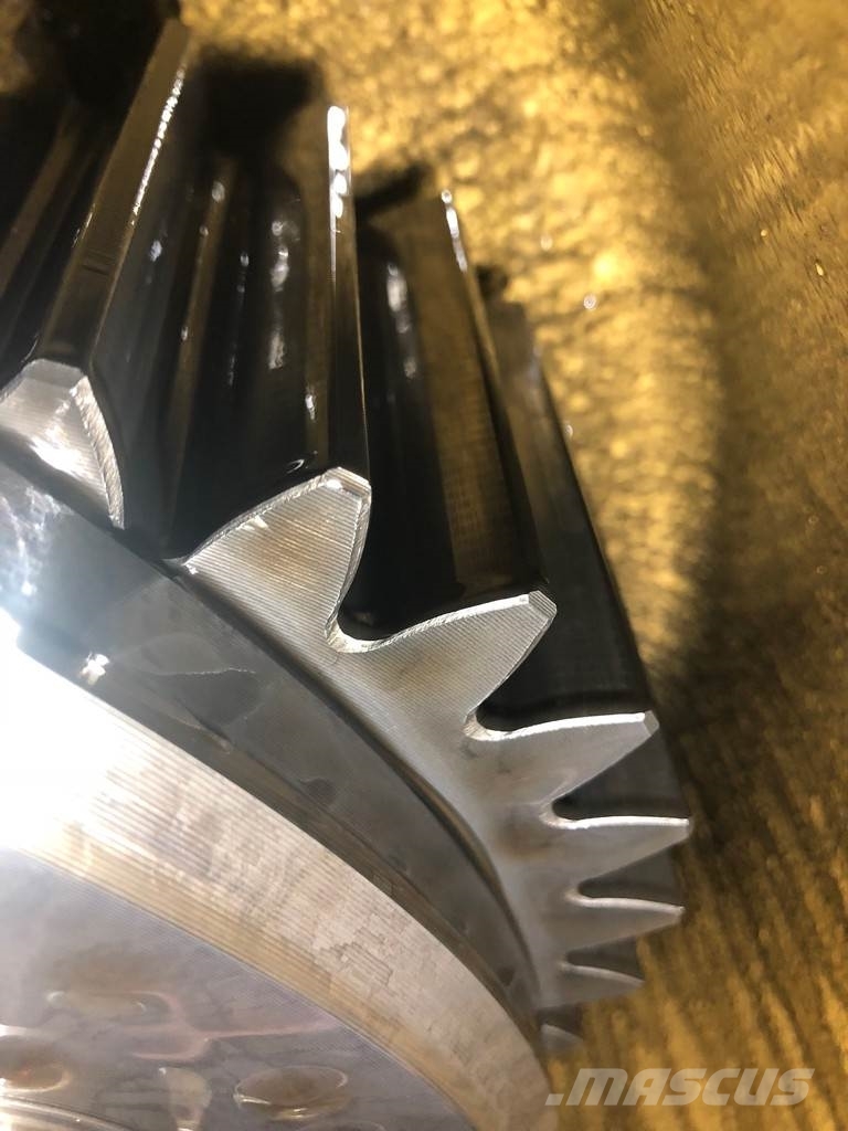 Komatsu D65-15 Final Drive OEM 14X2700310 Važiuoklė ir suspensija