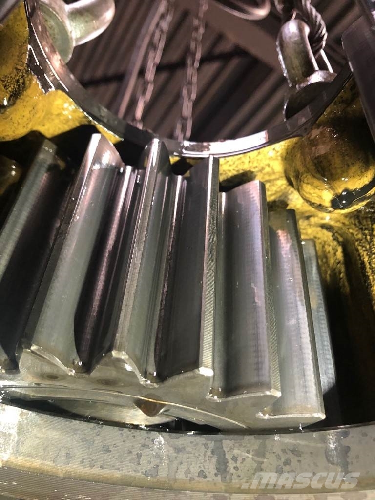 Komatsu D65-15 Final Drive OEM 14X2700310 Važiuoklė ir suspensija