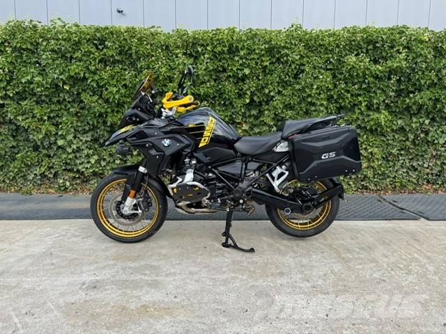 BMW R 1250 GS 40 year Kāpurķēžu ekskavatori