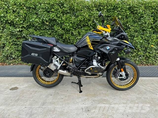 BMW R 1250 GS 40 year Kāpurķēžu ekskavatori