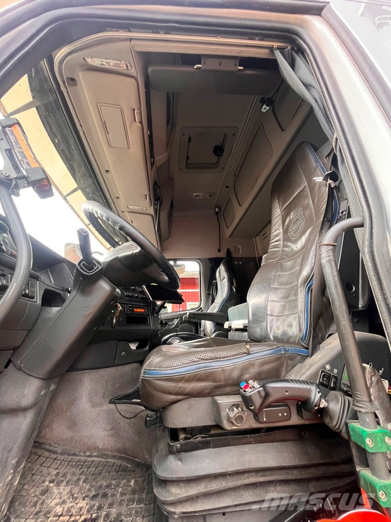 Volvo FH 8x4*4 koukkulaitteella Camion ampliroll
