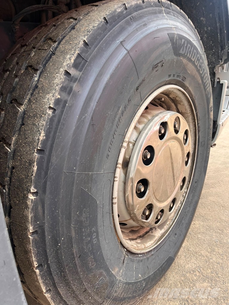 Volvo FH 8x4*4 koukkulaitteella Camion ampliroll
