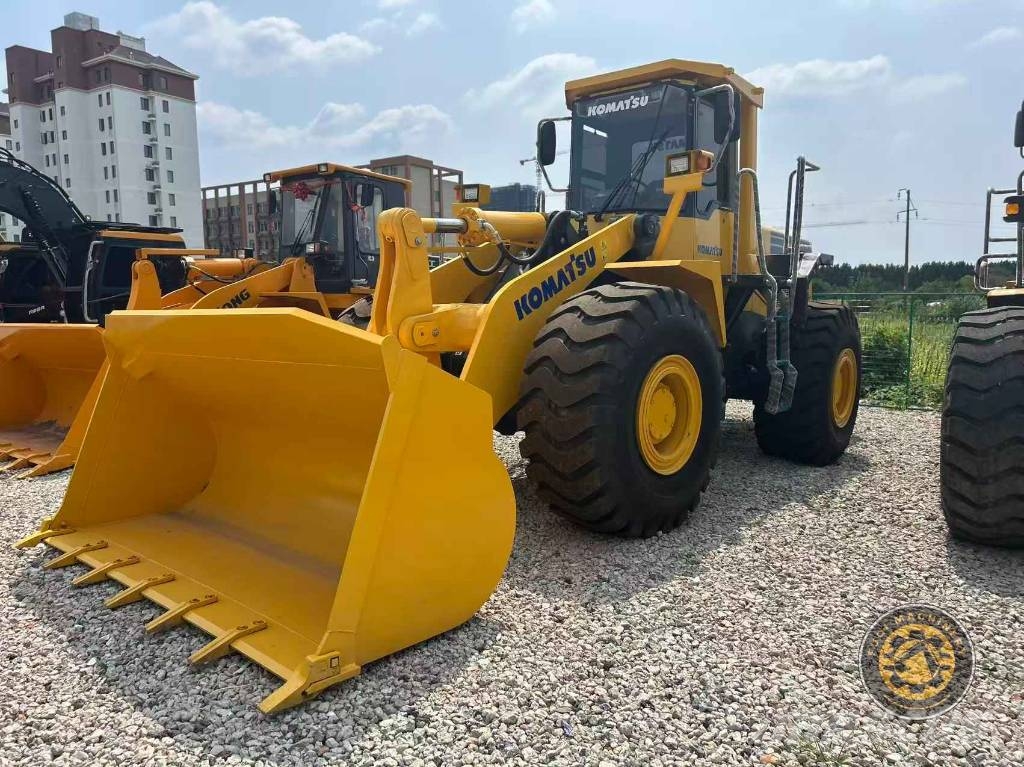 Komatsu WA470 Kolesni nakladalci
