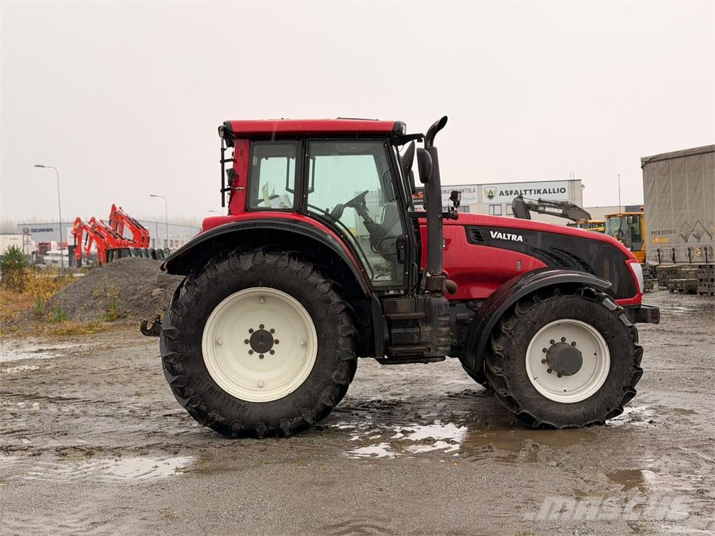 Valtra T213 Traktoren