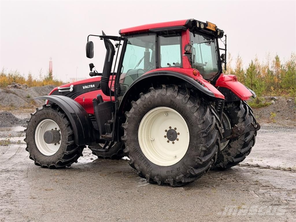 Valtra T213 Traktoren