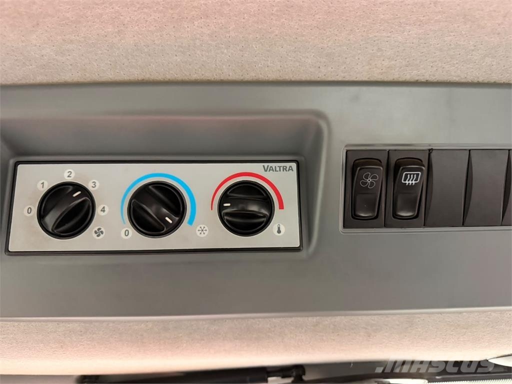 Valtra T213 TAAKSEAJOLAITTEET 拖拉机/农用车