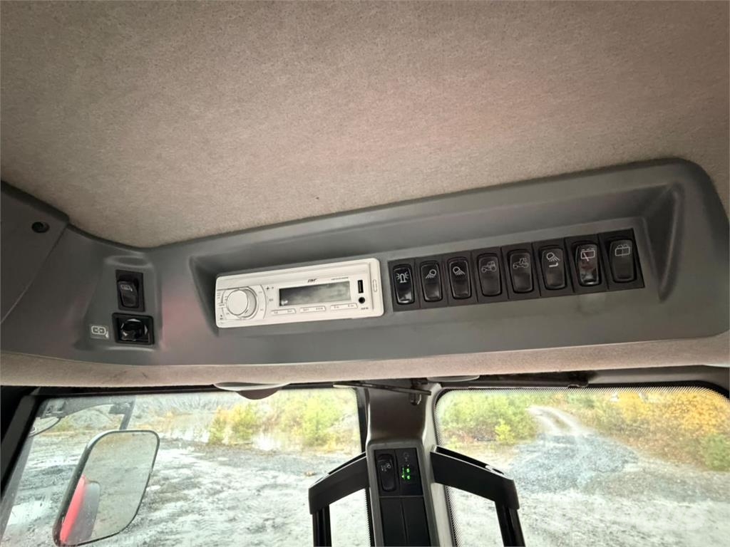 Valtra T213 TAAKSEAJOLAITTEET 拖拉机/农用车