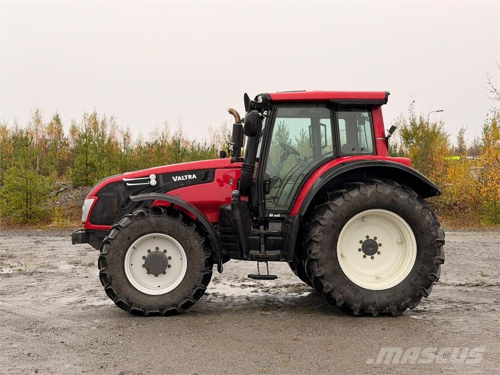 Valtra T213 TAAKSEAJOLAITTEET 拖拉机/农用车