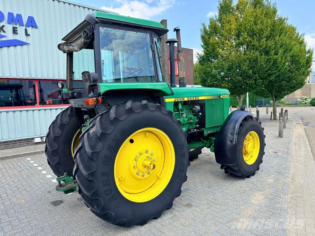 John Deere 4050 4WD Traktoren