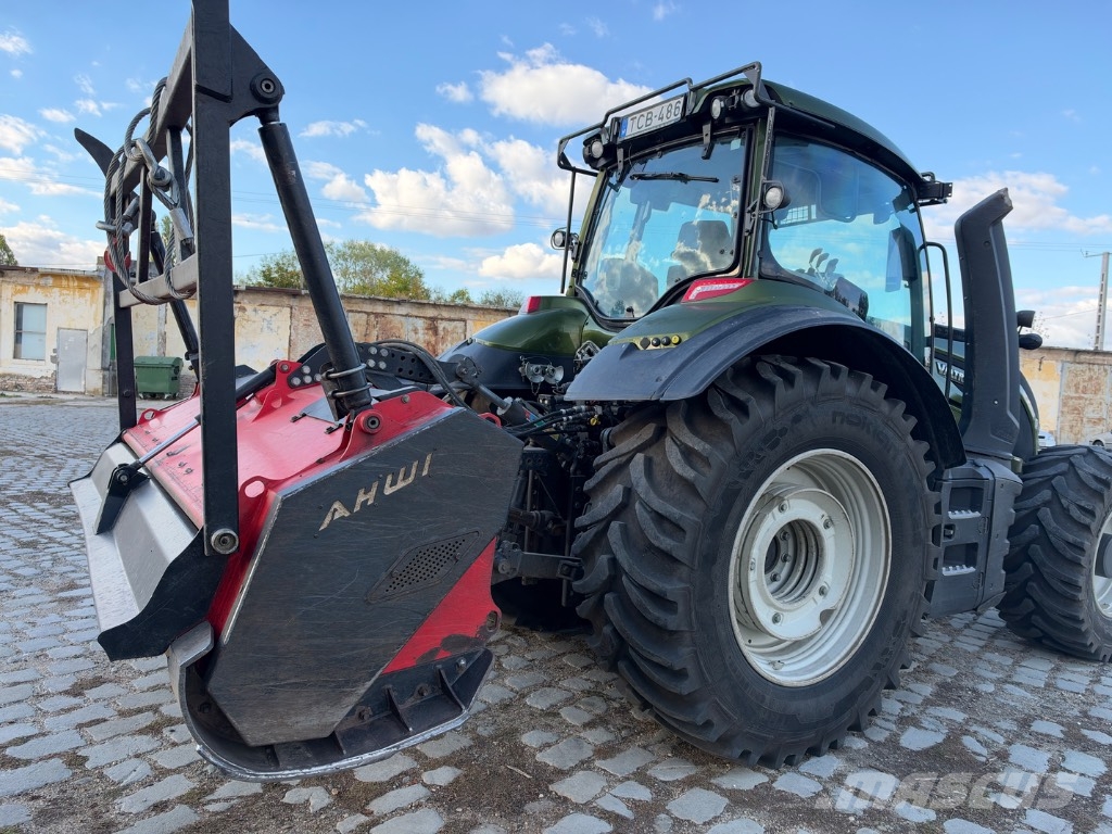 Valtra T 235 + ahwi zúzó Traktori
