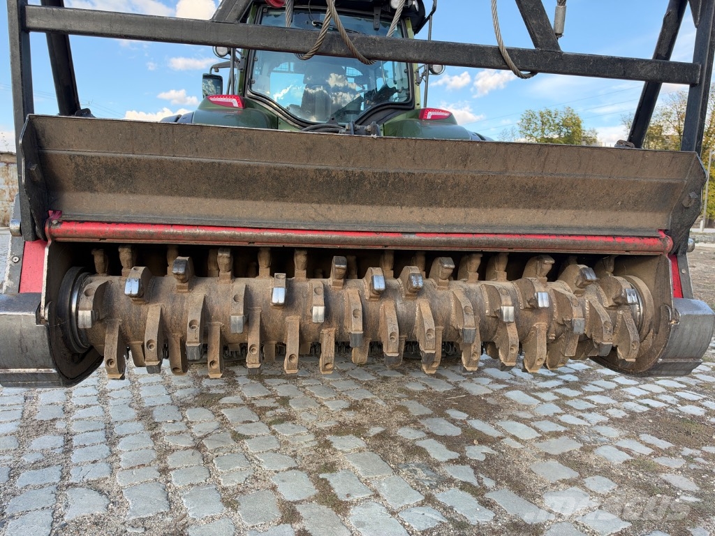 Valtra T 235 + ahwi zúzó Traktori