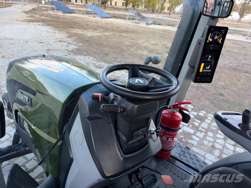 Valtra T 235 + ahwi zúzó Traktori