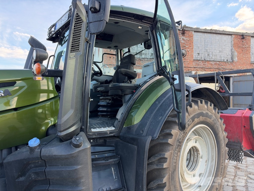 Valtra T 235 + ahwi zúzó Traktori