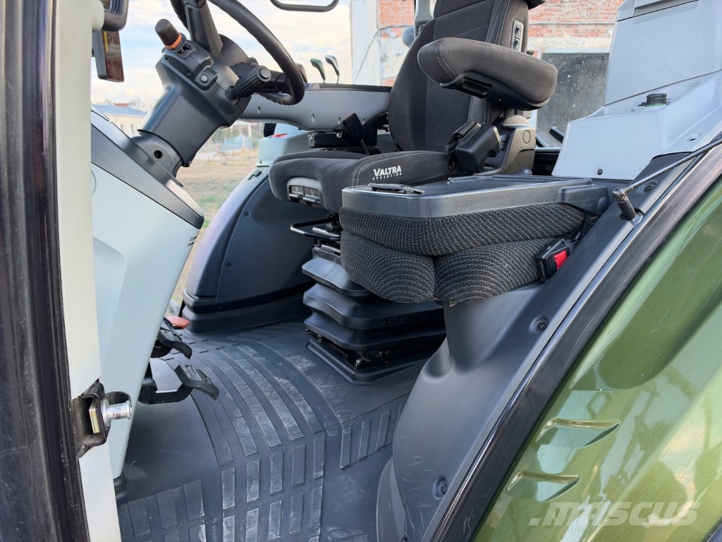 Valtra T 235 + ahwi zúzó Traktori