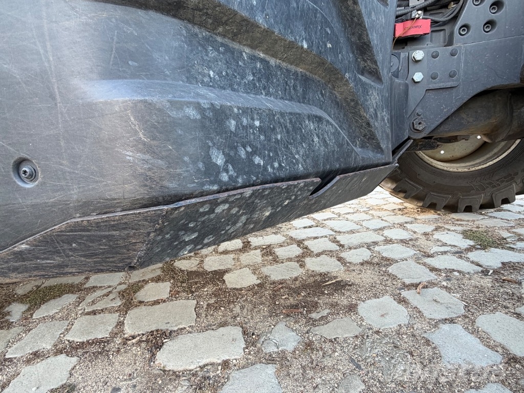 Valtra T 235 + ahwi zúzó Traktori