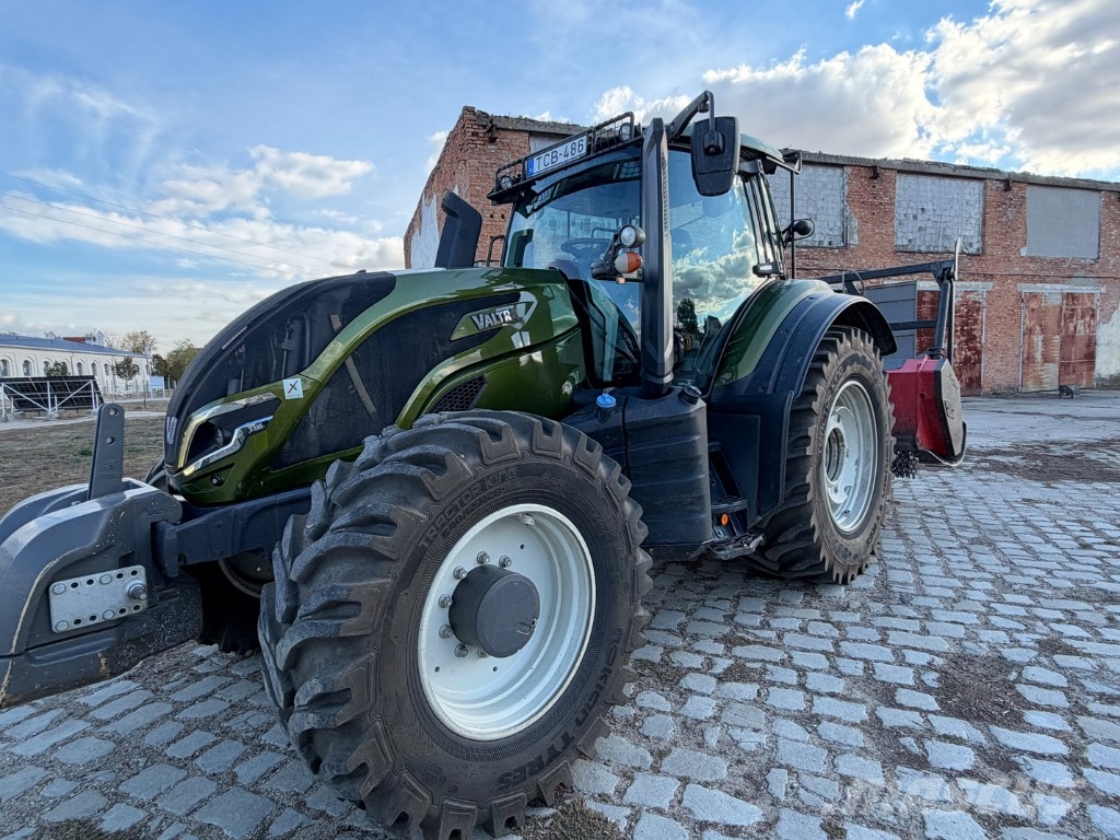 Valtra T 235 + ahwi zúzó Traktori