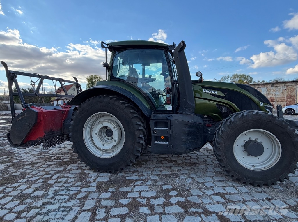 Valtra T 235 + ahwi zúzó Traktori