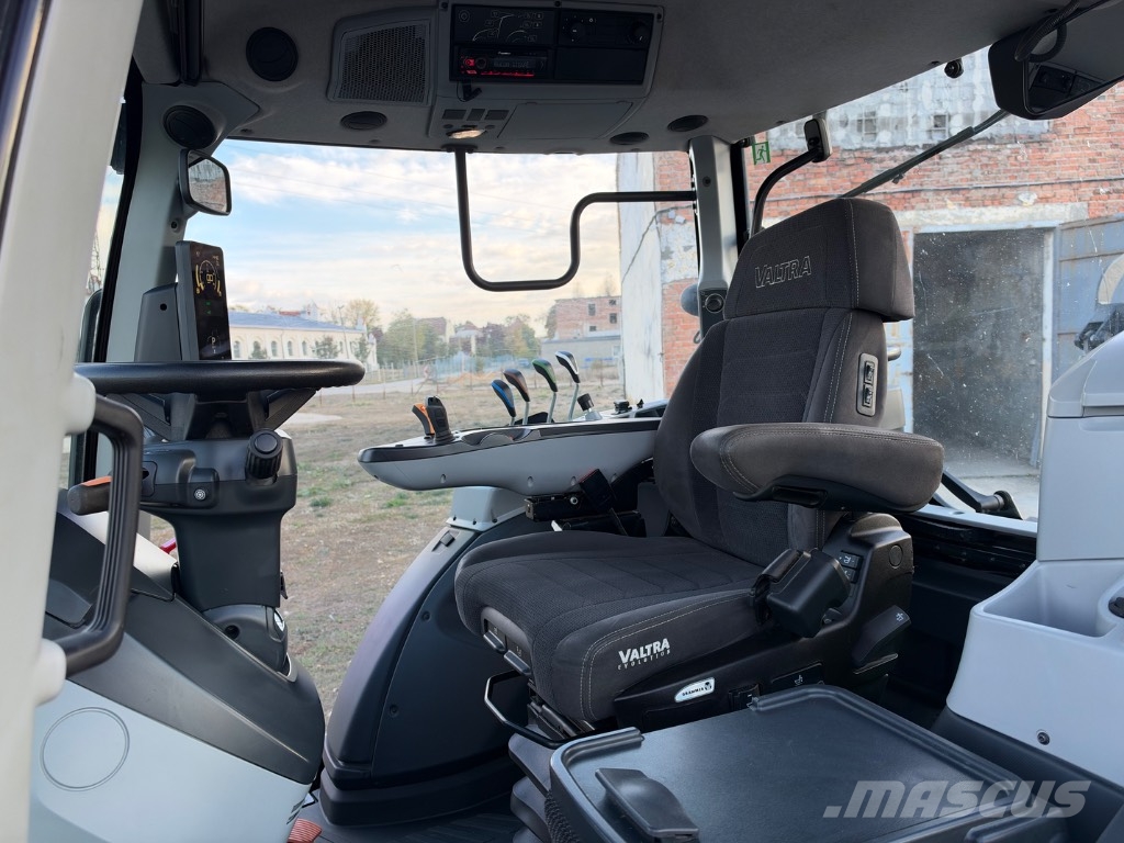 Valtra T 235 + ahwi zúzó Traktori
