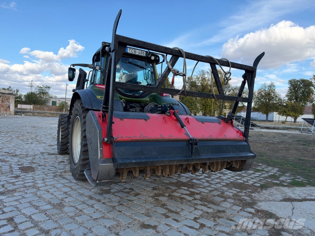 Valtra T 235 + ahwi zúzó Traktori