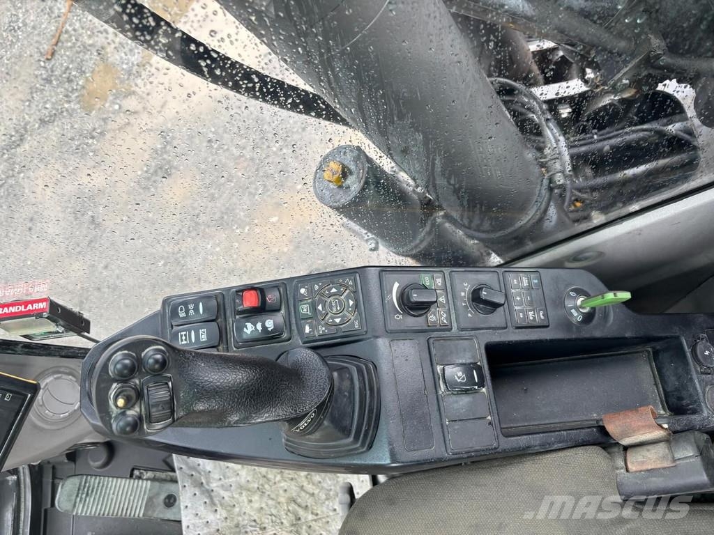 Volvo EW 220 E TUNNEL Gumikerekes kotrók