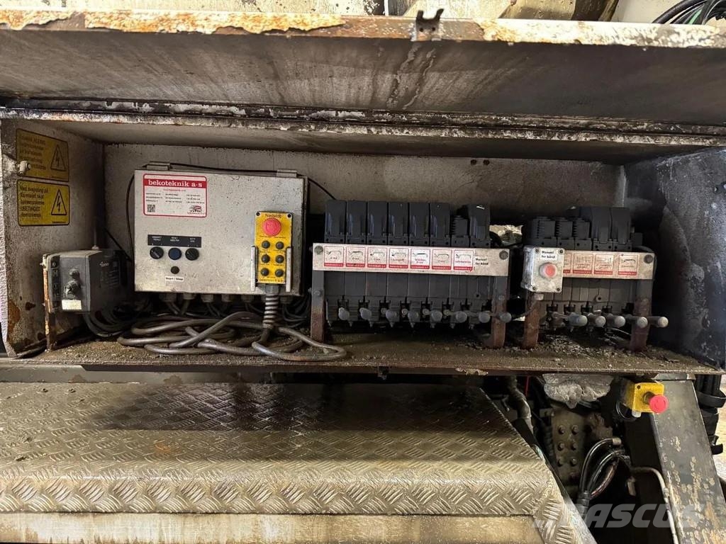 Renault C480 8X4 BELT + MIXER 9M3 + REMOTE CONTROL HUB RED Camiones de concreto