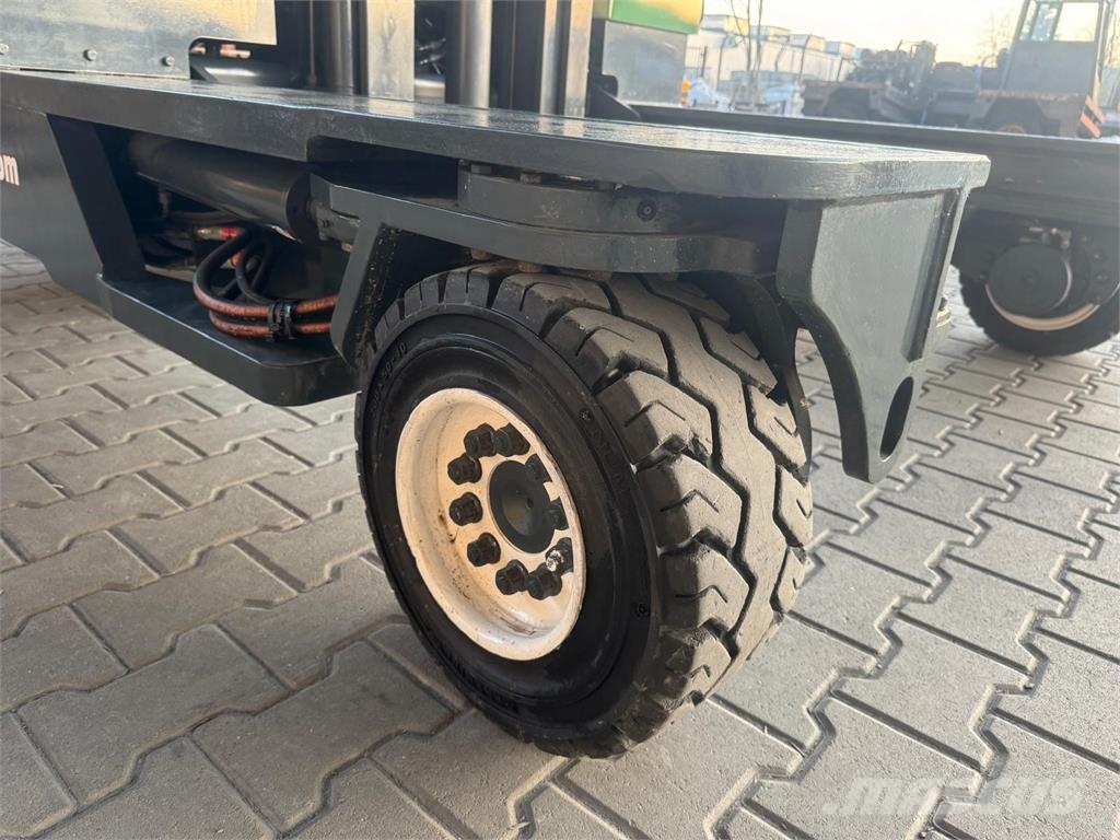 Combilift C5000 // LPG // Nelitietrukit