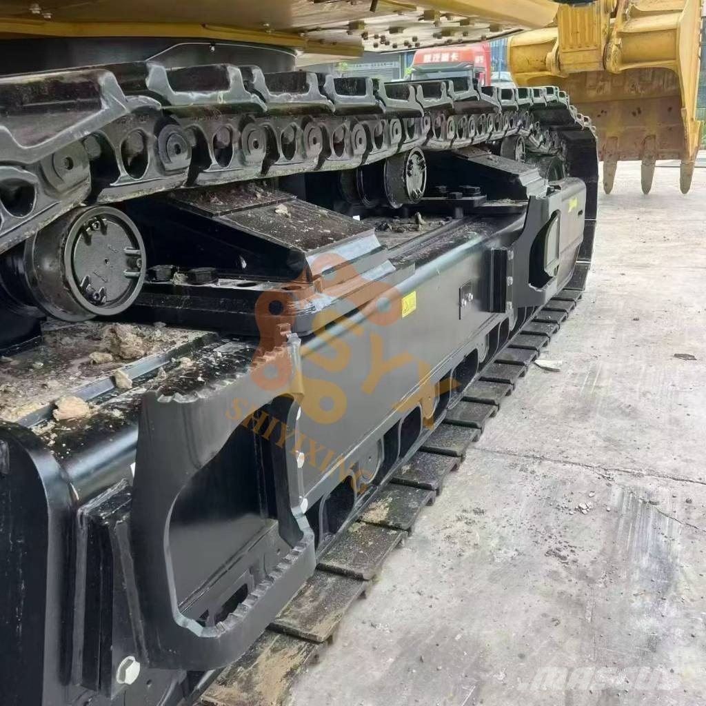 CAT 374 Kāpurķēžu ekskavatori