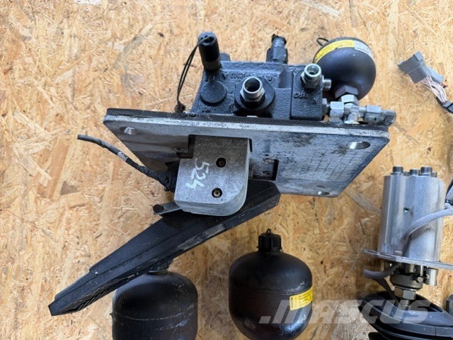 Liebherr L 524 USED HYDRAULIC PARTS CAB Гидравлическая система