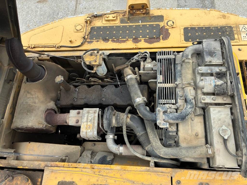 Komatsu PC 210 LC-8 حفارات زحافة