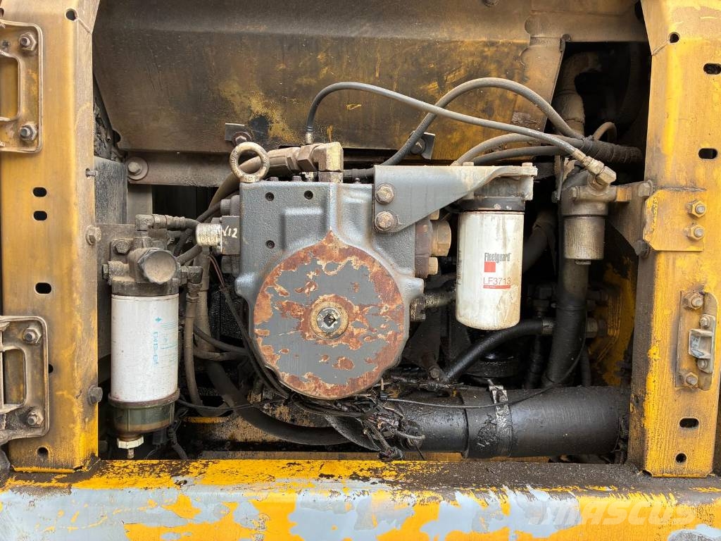 Komatsu PC 210 LC-8 حفارات زحافة