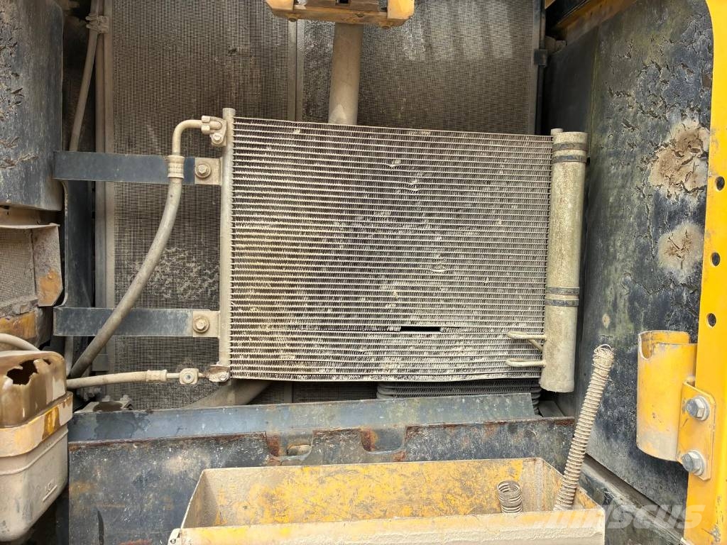 Komatsu PC 210 LC-8 حفارات زحافة