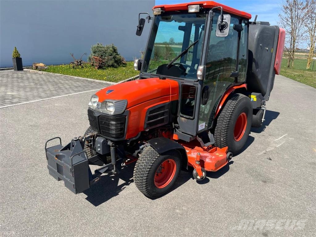 Kubota B3030, Rasenmähertraktor Pealseistavad niidukid