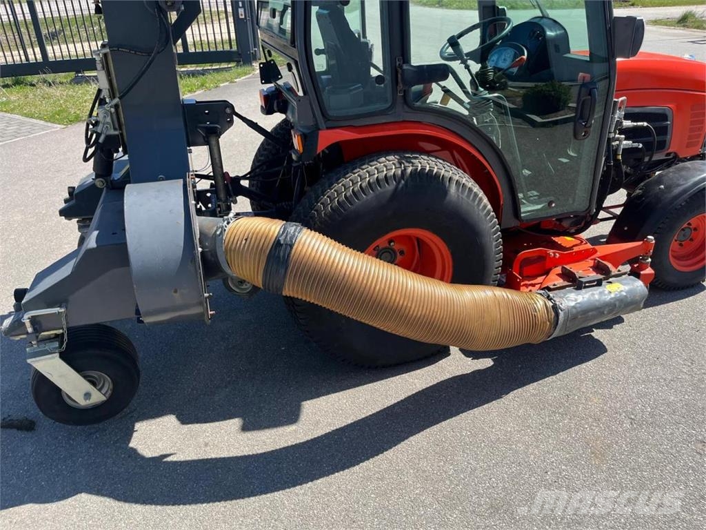 Kubota B3030, Rasenmähertraktor Pealseistavad niidukid
