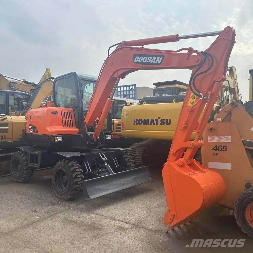 Doosan DX60W Escavatori gommati