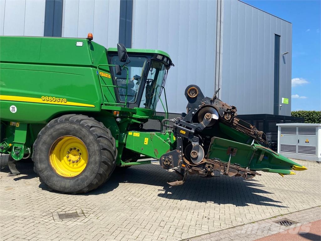 John Deere 9880 STS combine آلات تمزيق الحزم وتقطيعها ونشرها