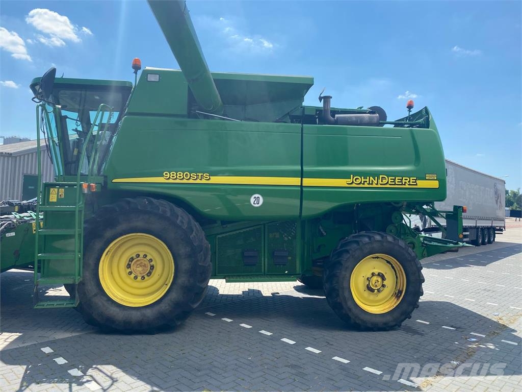 John Deere 9880 STS combine آلات تمزيق الحزم وتقطيعها ونشرها