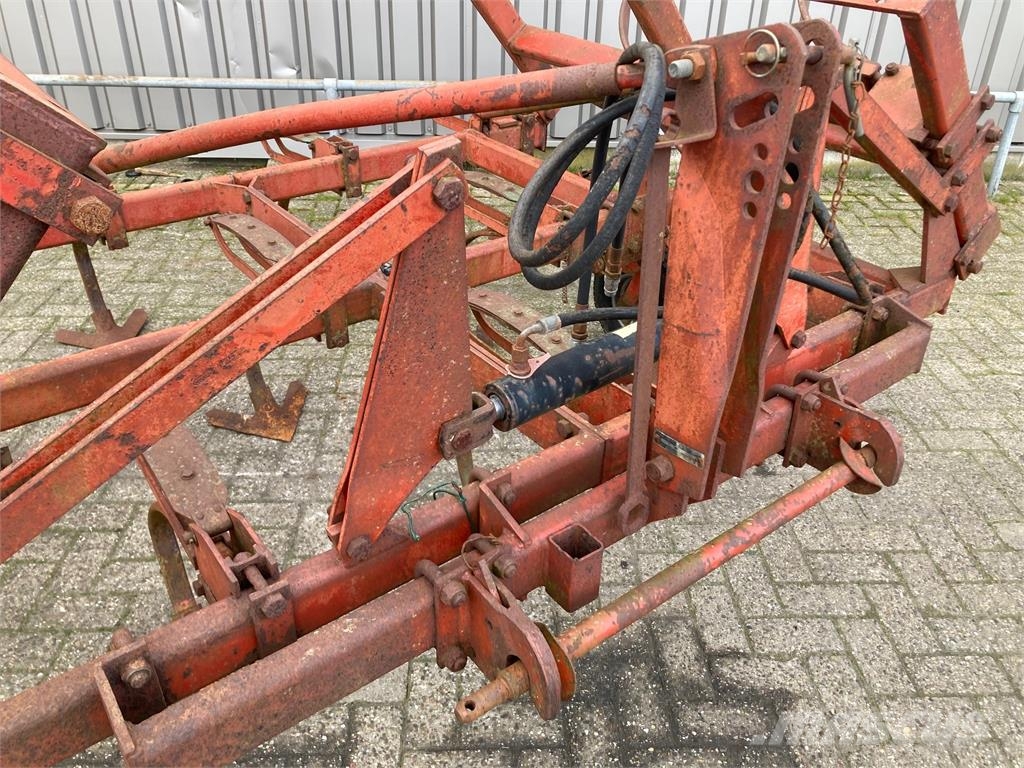 Kverneland Cultivator زراعات