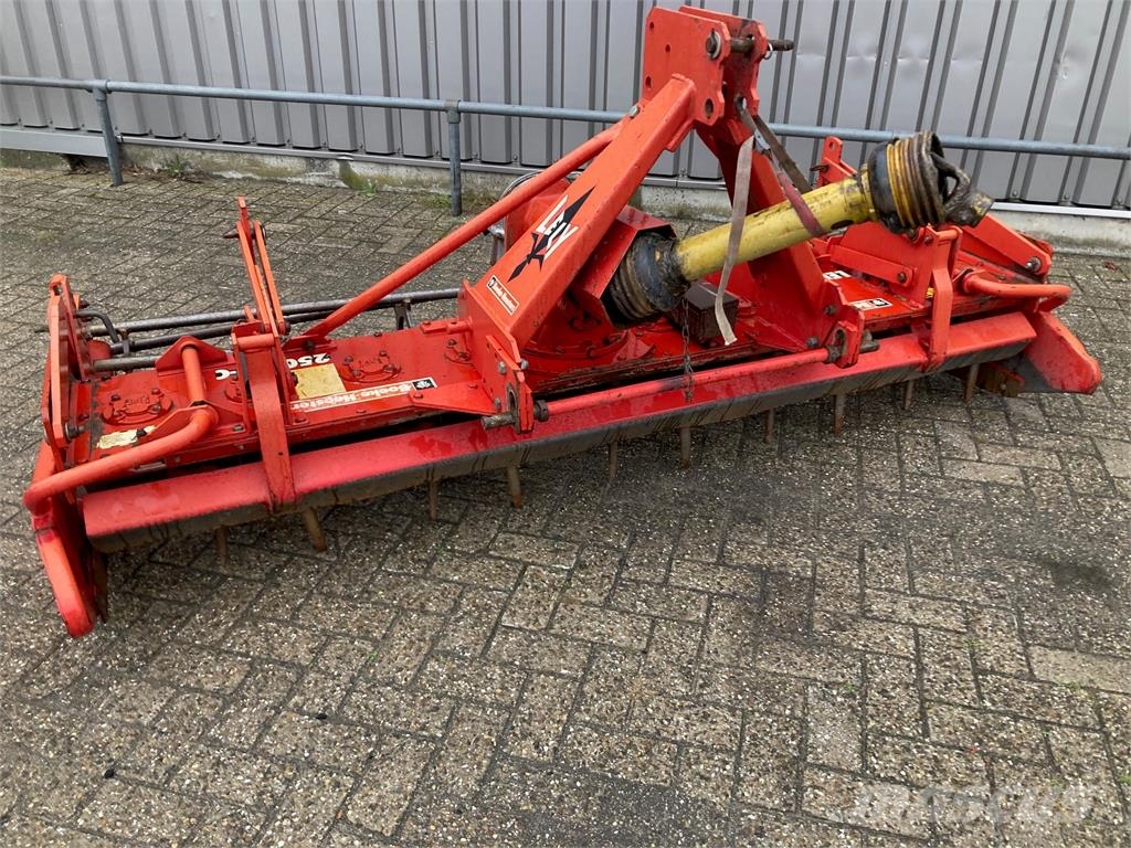 Lely terra 250-20C Varomosios akėčios ir žemės frezos