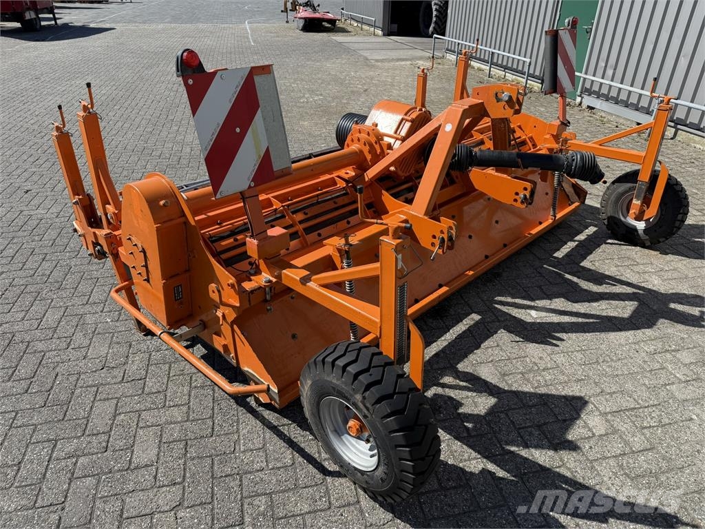 Struik 4RF 310 F Frontfrees Såbäddsharvar och rototillers