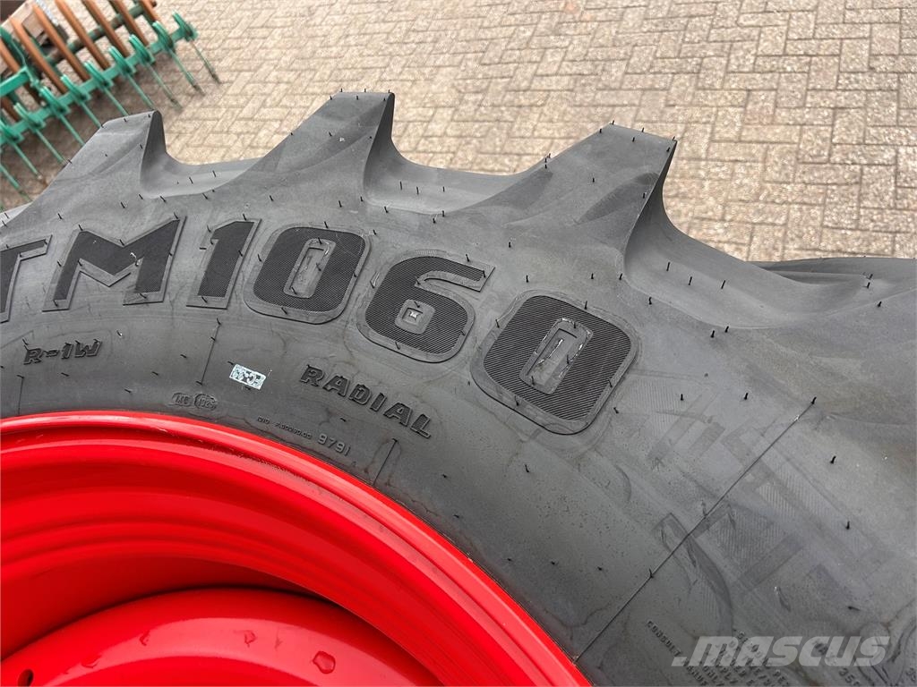 Trelleborg VF 710/60R42 + 600/60R30 Däck, hjul och fälgar