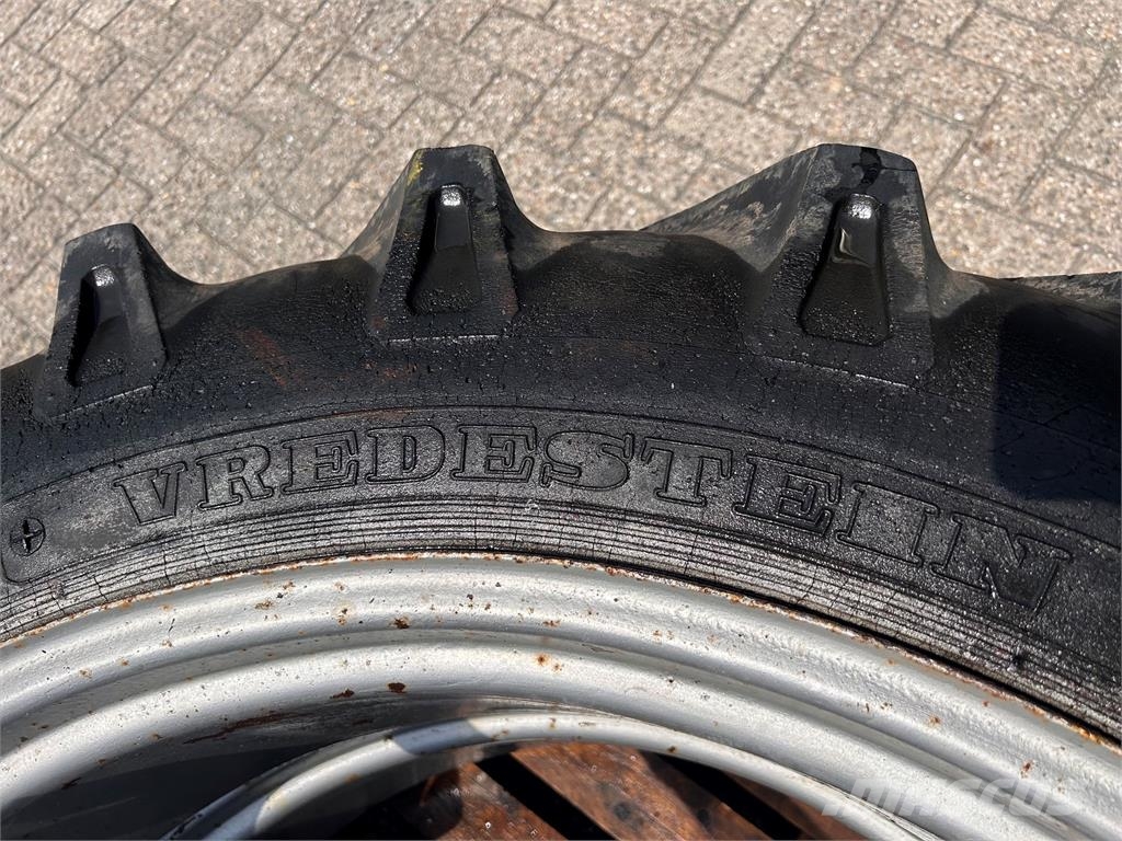 Vredestein 13.6X38 dubbellucht 3 ster molcon Tyres, wheels and rims