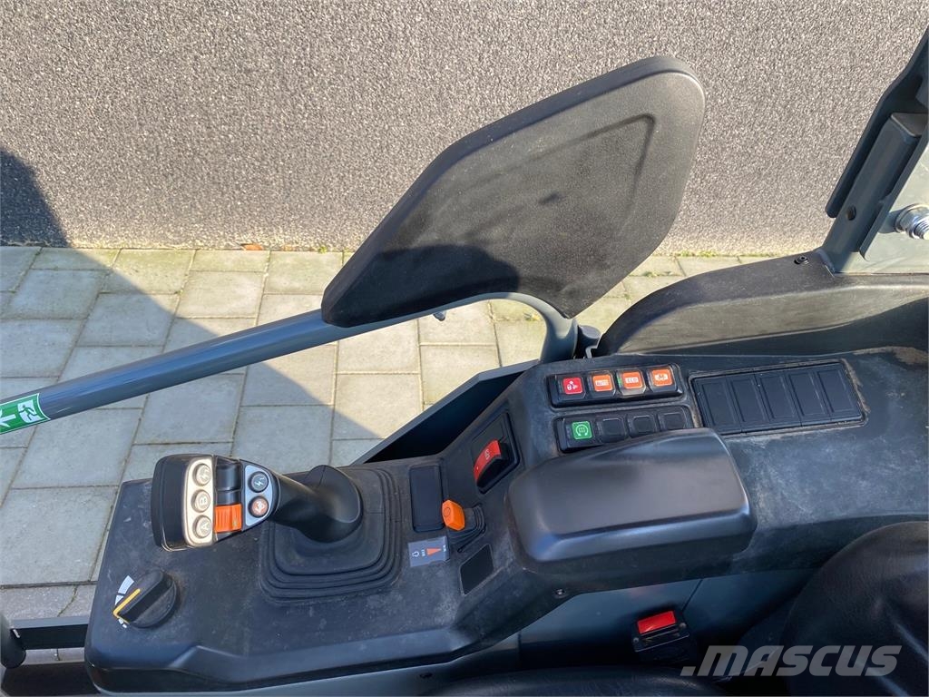 Weidemann 1390 kniklader لوادر وحفارات أمامية