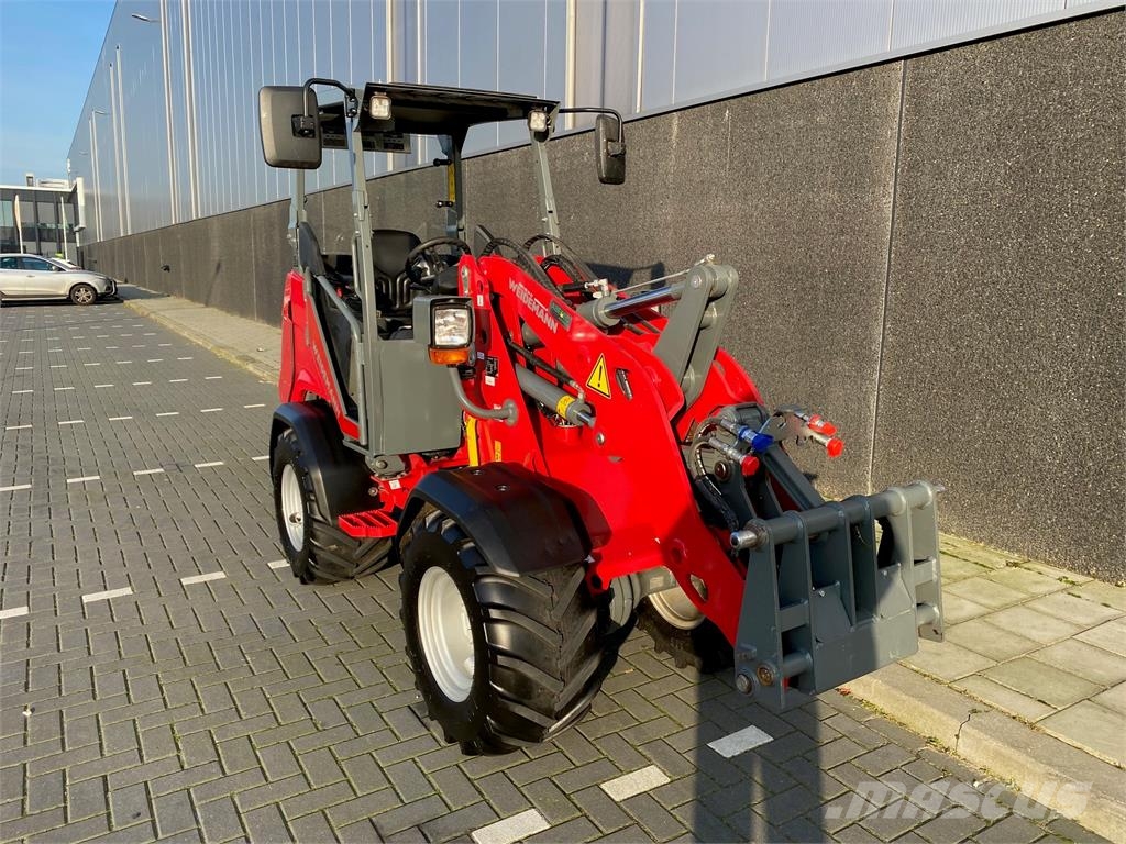 Weidemann 1390 kniklader لوادر وحفارات أمامية
